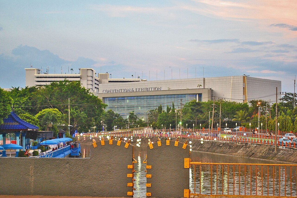 Foto arsip: eksterior pusat perbelanjaan dan konvensi Grand City Surabaya dekat Sungai Kalimas, 12 September 2016. Bukan dokumentasi PRJ Surabaya 2026.